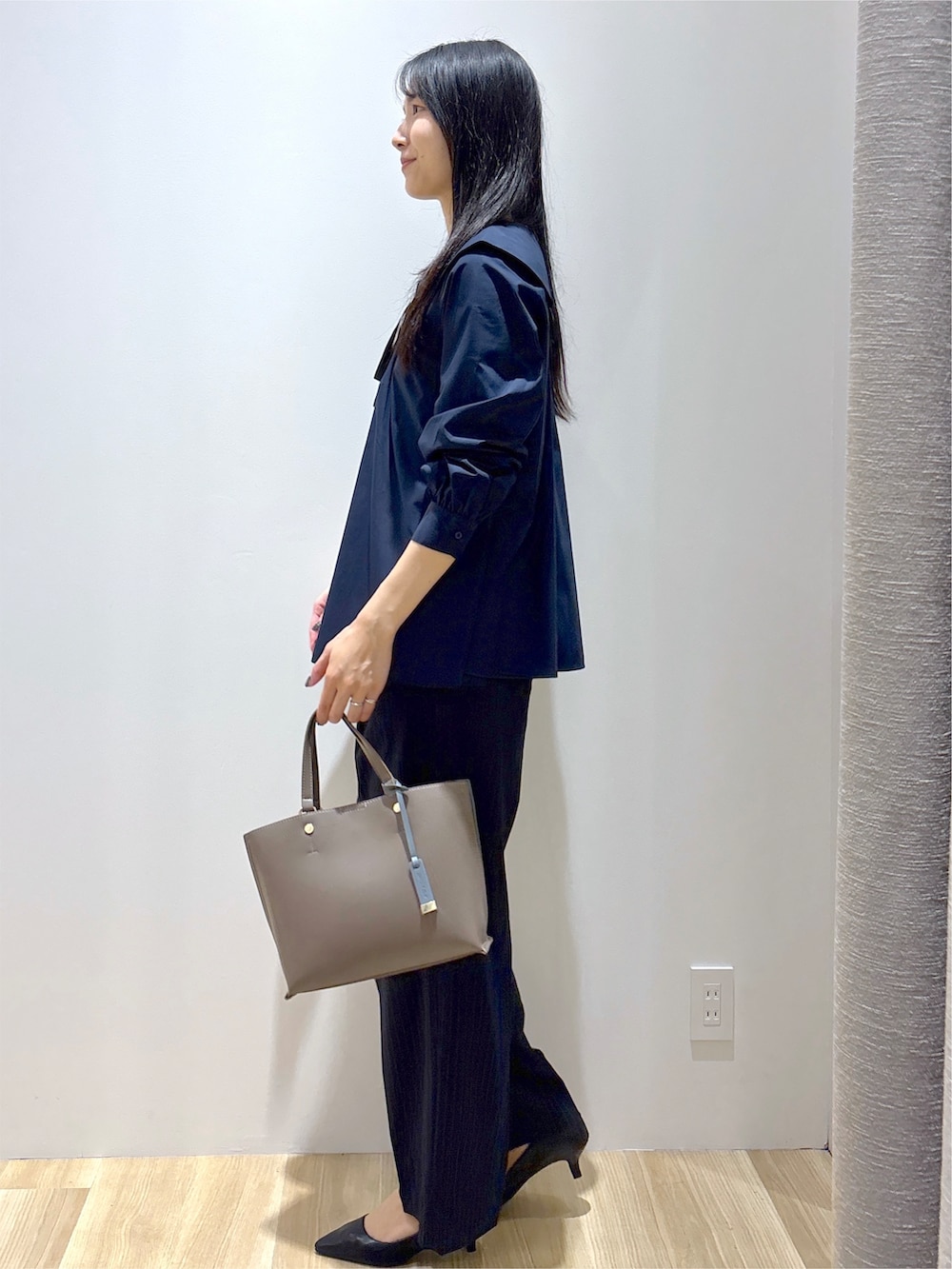 ブルー系のシャツ/ブラウス、ブルー系のその他パンツ、ブラウン系のトートバッグを着用したレディースの秋コーディネートの3枚目の写真