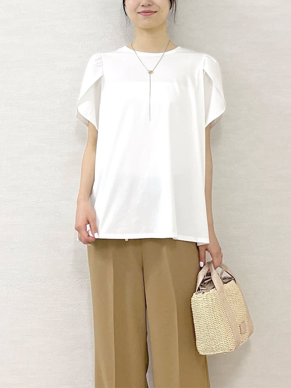 ホワイト系のTシャツ/カットソー、イエロー系のその他パンツ、ゴールド系のショルダーバッグを着用したレディースの夏コーディネートの7枚目の写真