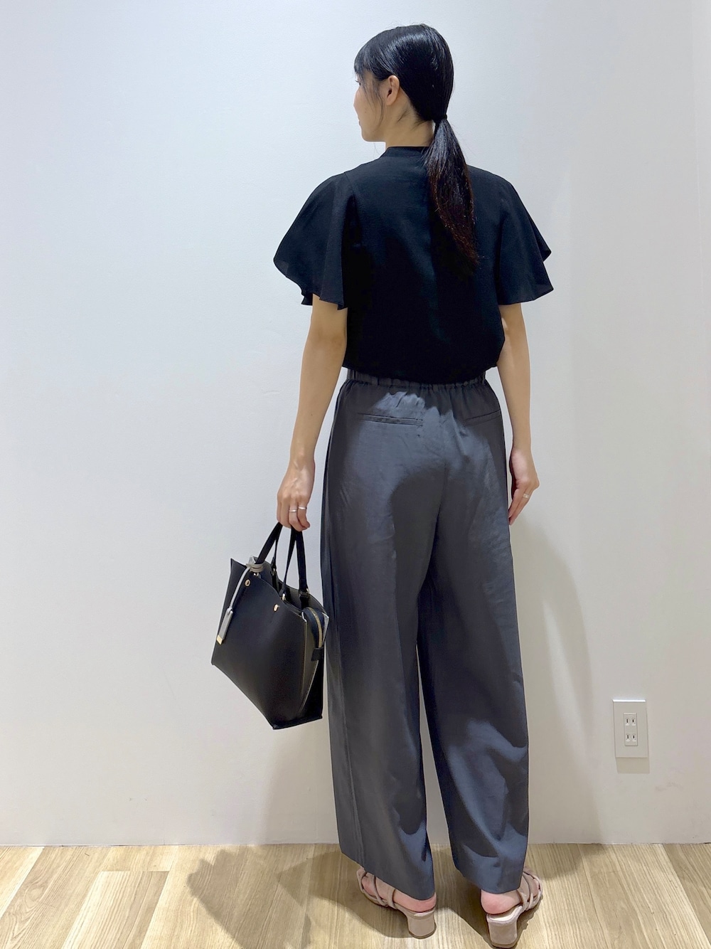 ブラック系のシャツ/ブラウス、グレー系のその他パンツ、ベージュ系のサンダルを着用したレディースの夏コーディネートの4枚目の写真