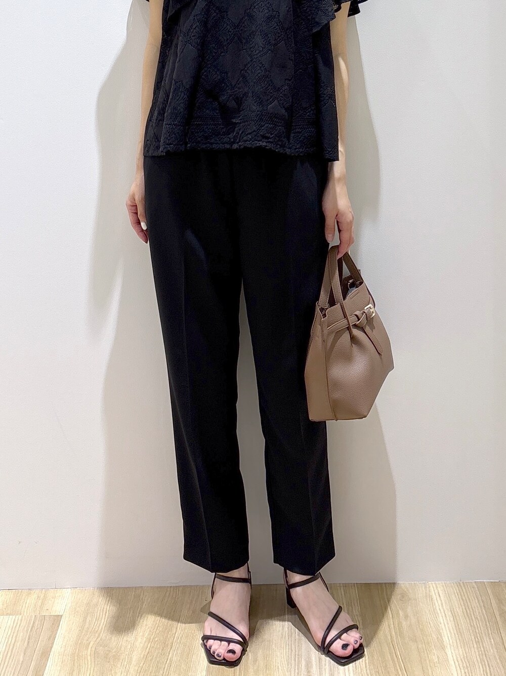 ブラック系のシャツ/ブラウス、ブラック系のその他パンツ、ブラウン系のトートバッグを着用したレディースの春コーディネートの7枚目の写真