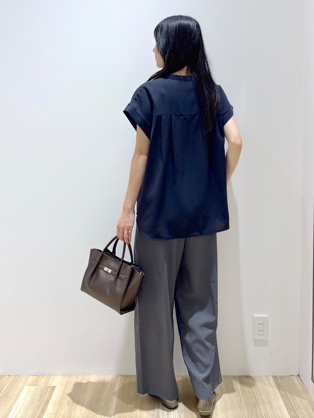 ブルー系のシャツ/ブラウス、ホワイト系のタンクトップ、グレー系のその他パンツを着用したレディースの夏コーディネートの4枚目の写真