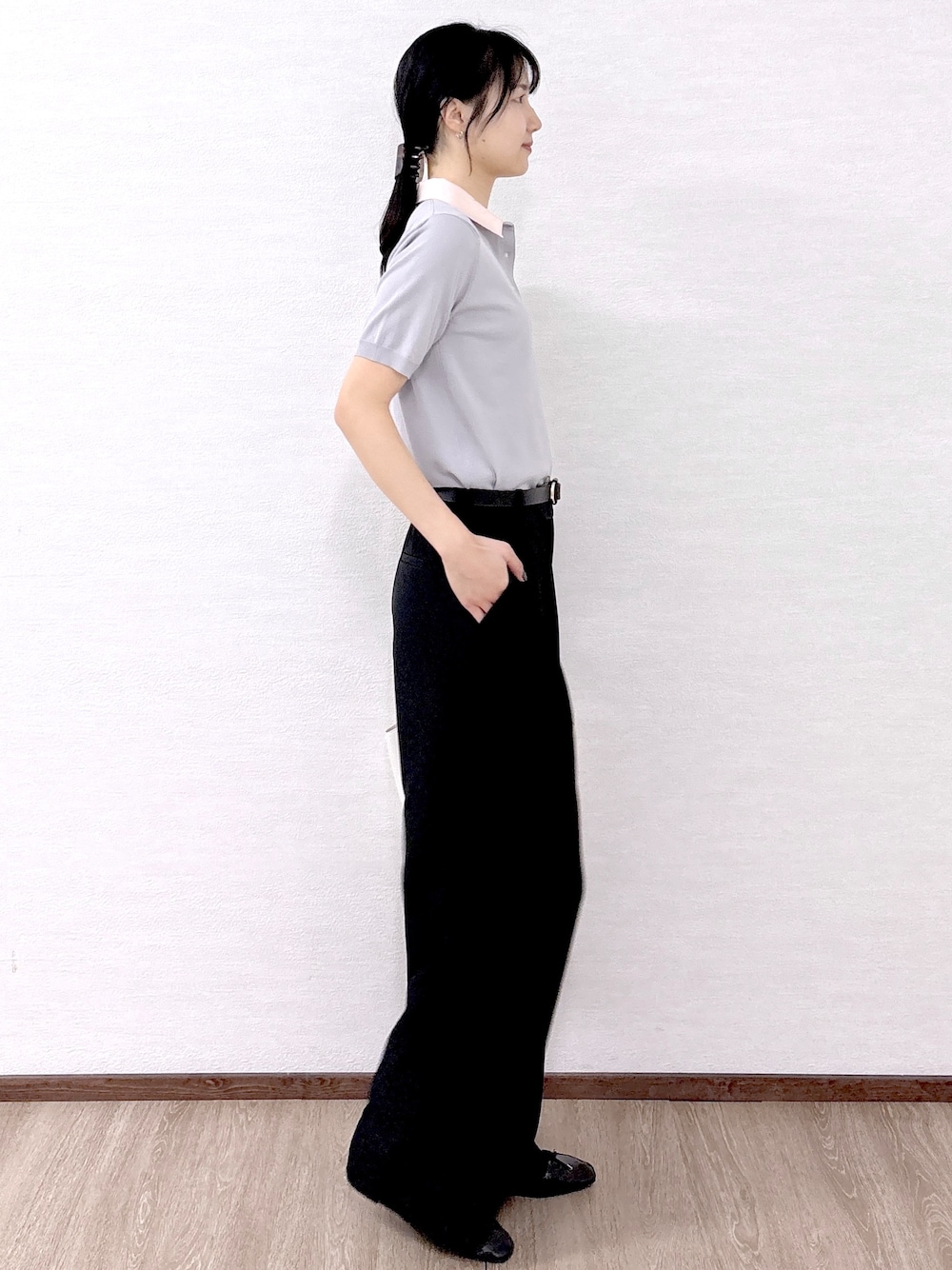 ホワイト系のショルダーバッグ、ブラック系のパンプス、ベージュ系のトートバッグを着用したレディースの春コーディネートの5枚目の写真