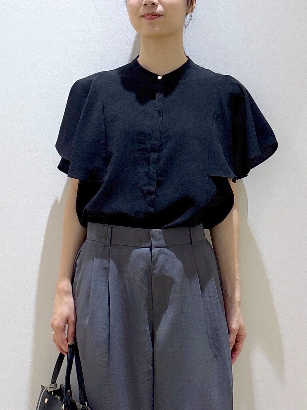 ブラック系のシャツ/ブラウス、グレー系のその他パンツ、ベージュ系のサンダルを着用したレディースの夏コーディネートの6枚目の写真