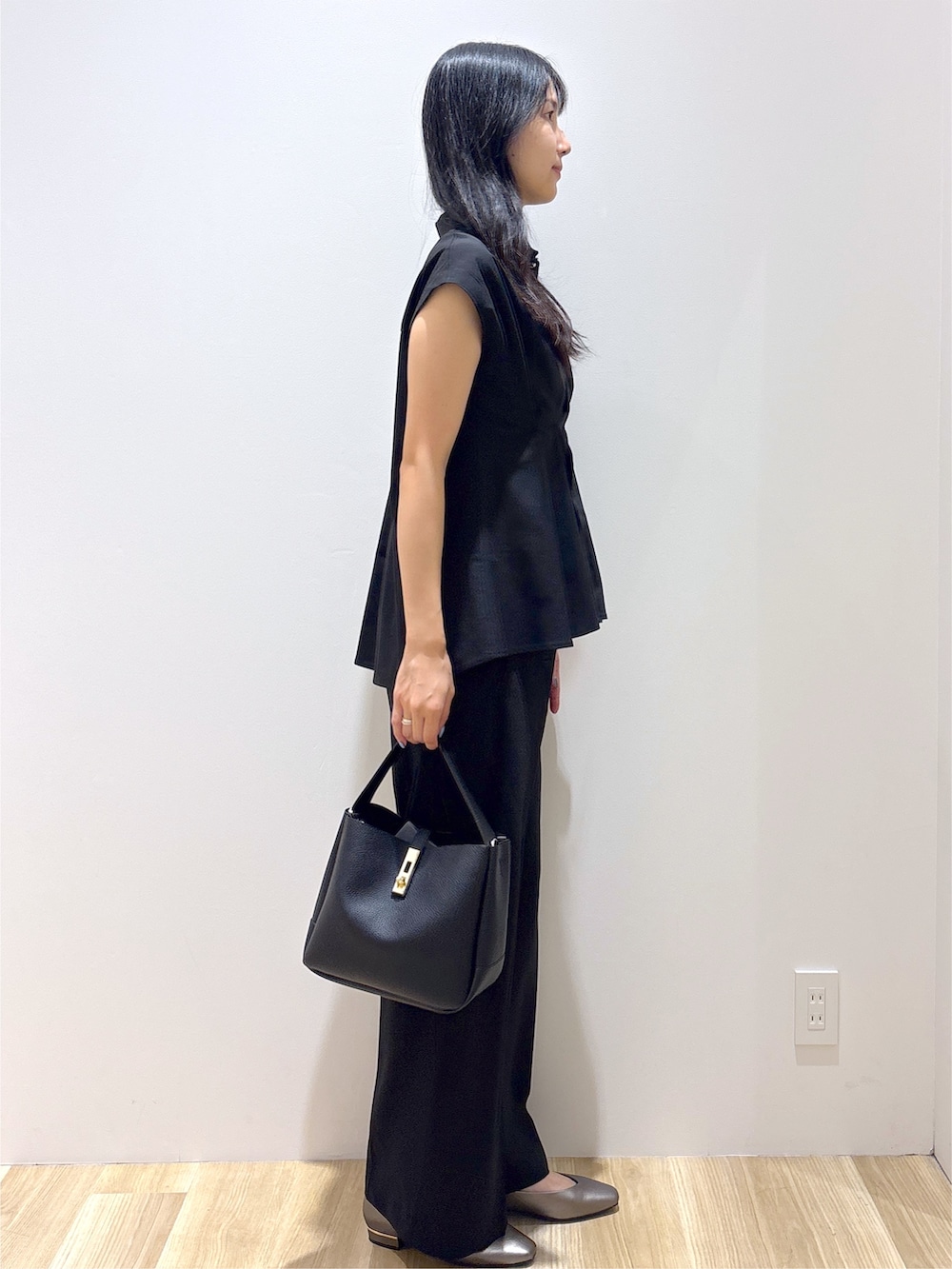 ブラック系のシャツ/ブラウス、ブラック系のその他パンツ、ブラック系のトートバッグを着用したレディースの夏コーディネートの4枚目の写真