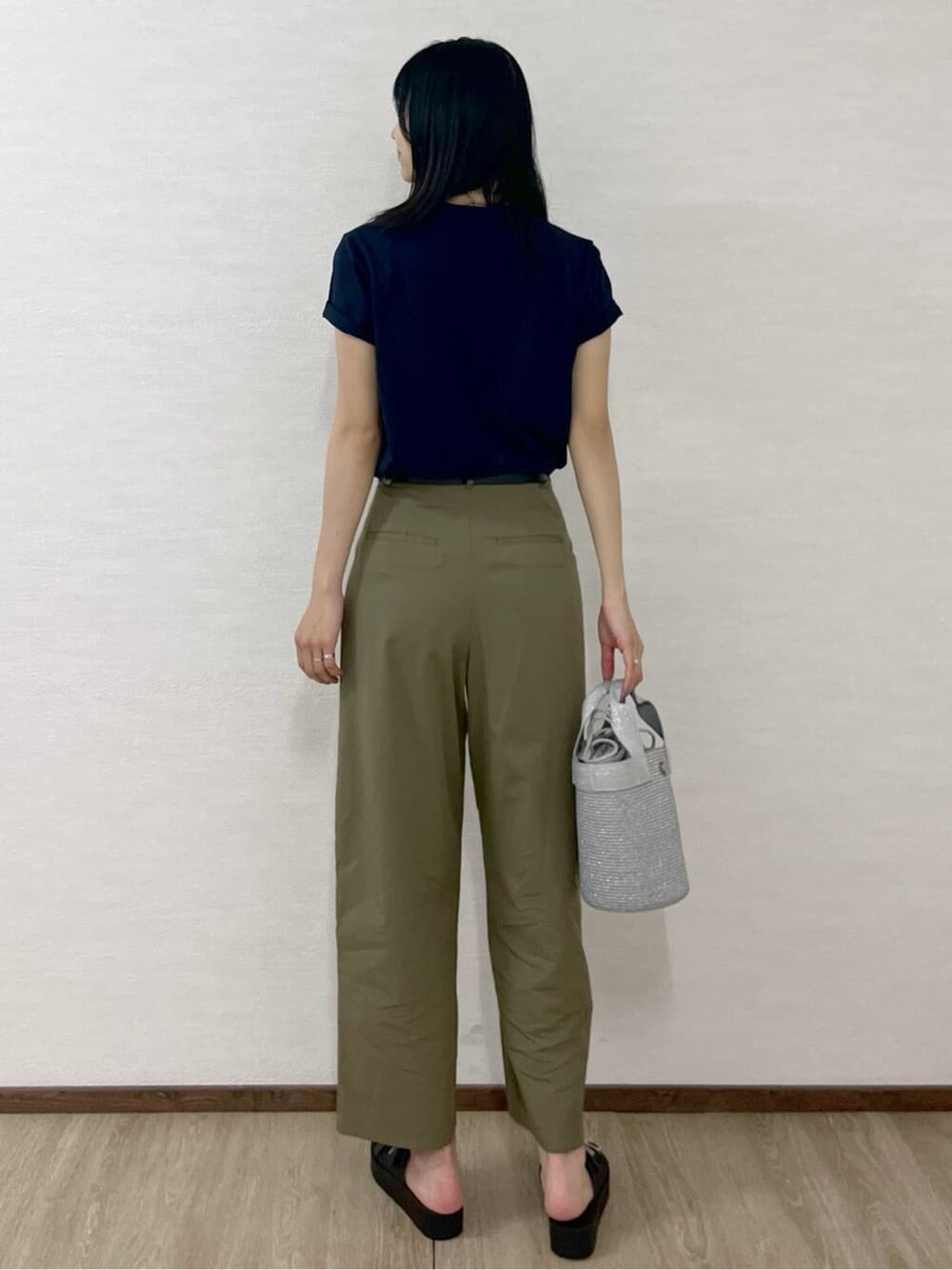 ブルー系のTシャツ/カットソー、グリーン系のその他パンツ、シルバー系のトートバッグを着用したレディースの夏コーディネートの4枚目の写真