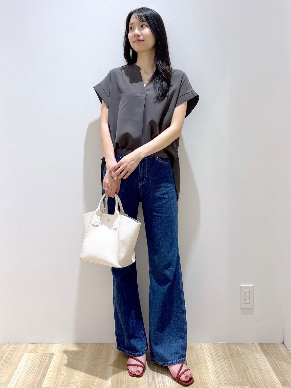 ブルー系のデニムパンツ、ホワイト系のショルダーバッグ、レッド系のサンダルを着用したレディースの夏コーディネートの10枚目の写真