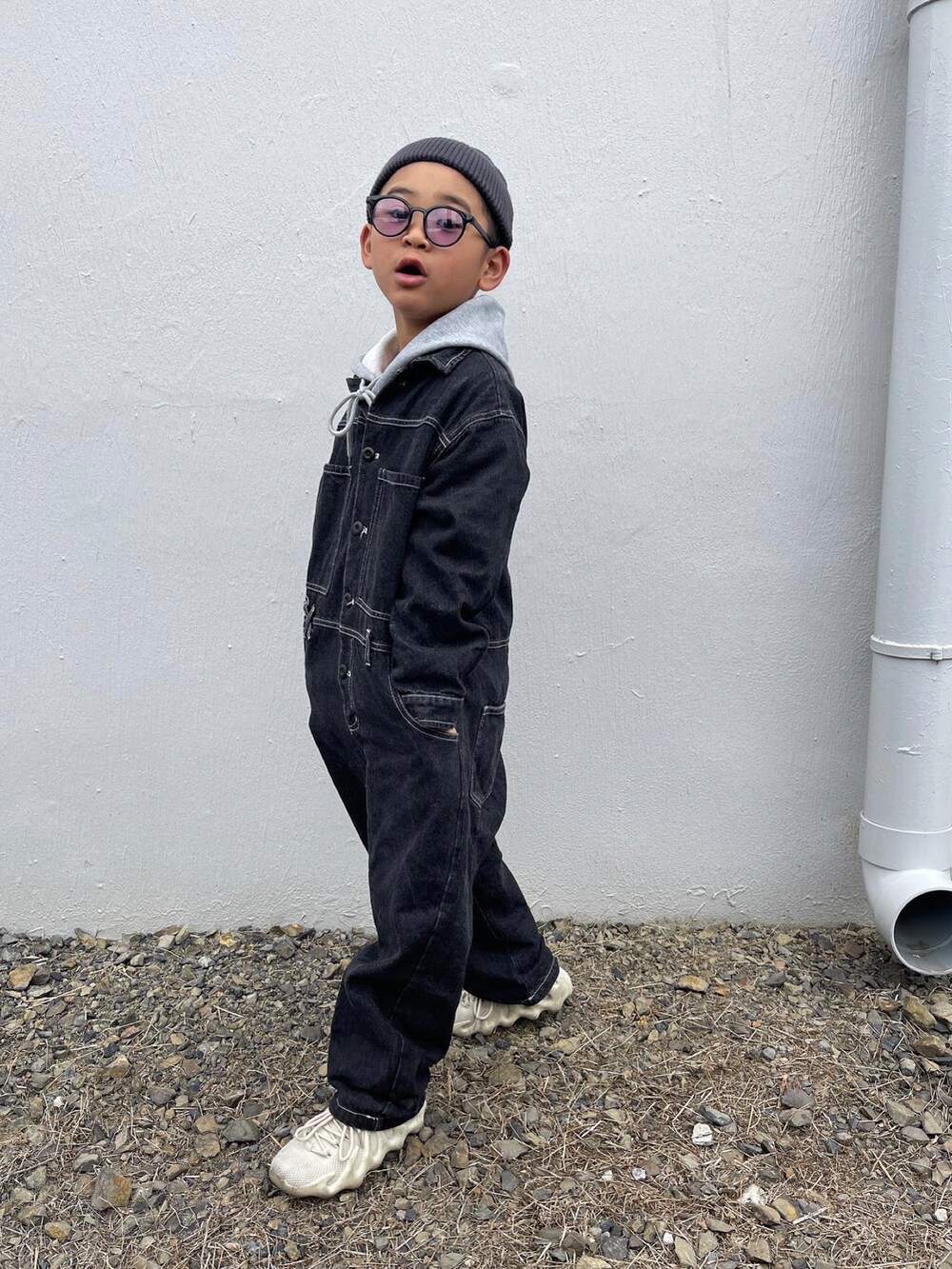 ブルー系のつなぎ/オールインワン、グレー系のニットキャップ/ビーニーを着用したキッズの冬コーディネートの3枚目の写真