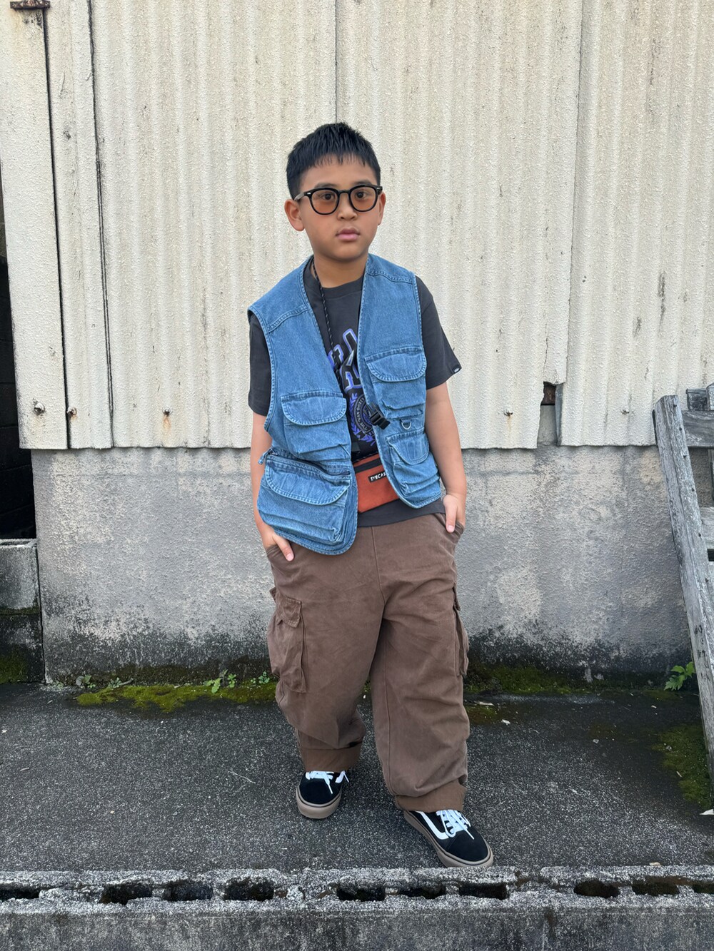 ブルー系のベスト、ブルー系のスカート、ブルー系のスニーカーを着用したキッズの春コーディネートの2枚目の写真