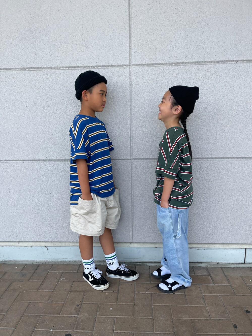 ブルー系のTシャツ/カットソー、ベージュ系のチノパンツを着用したキッズの夏コーディネートの3枚目の写真