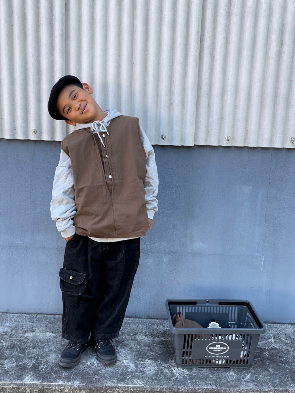 ブルー系のトップス、ブラウン系のパンツ、ブラック系のハンチング/ベレー帽を着用したキッズの夏コーディネートの3枚目の写真