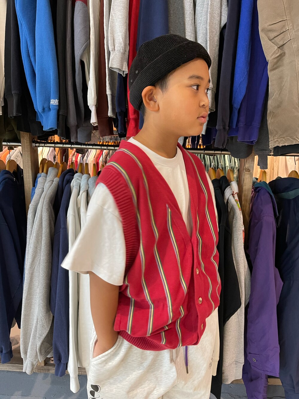 ブラック系のスニーカー、グレー系のスウェットパンツを着用したキッズの秋コーディネートの2枚目の写真