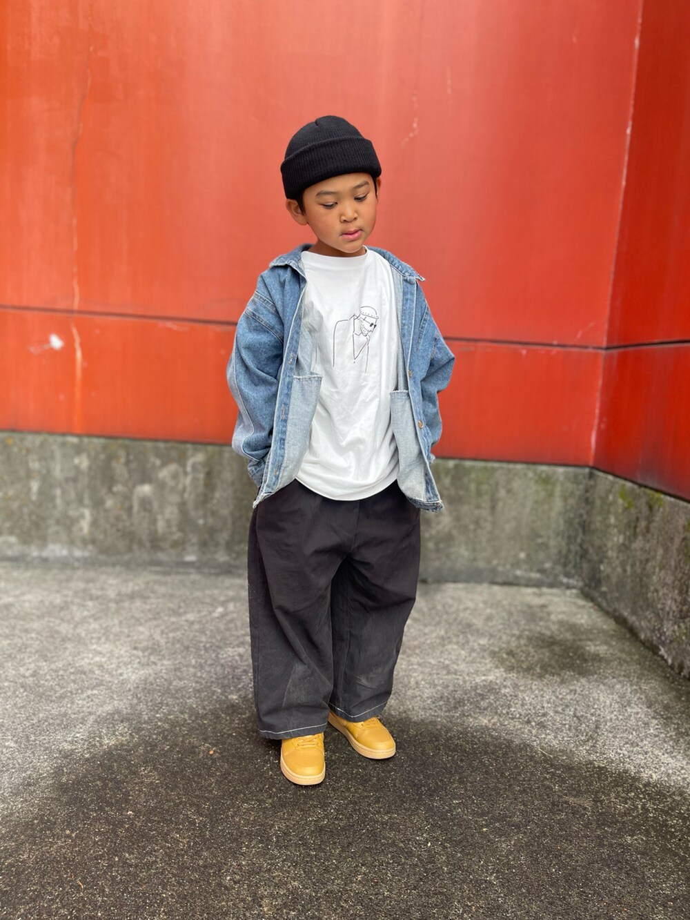 ブラック系のパンツを着用したキッズの秋コーディネートの2枚目の写真