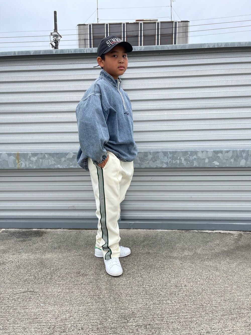 ホワイト系のその他パンツ、ブルー系のトップスを着用したキッズの秋コーディネートの2枚目の写真