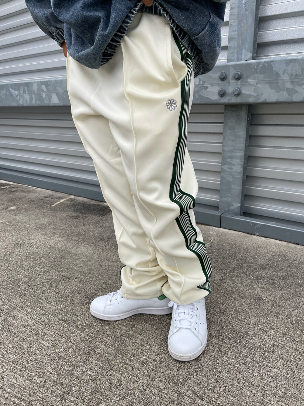 ホワイト系のその他パンツ、ブルー系のトップスを着用したキッズの秋コーディネートの3枚目の写真