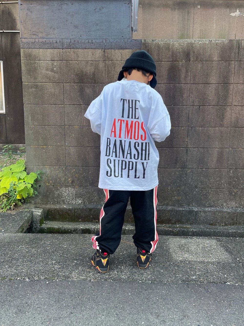 ブラック系のスウェット、ブラック系のスウェットパンツ、ブラック系のスニーカーを着用したキッズの秋コーディネートの3枚目の写真