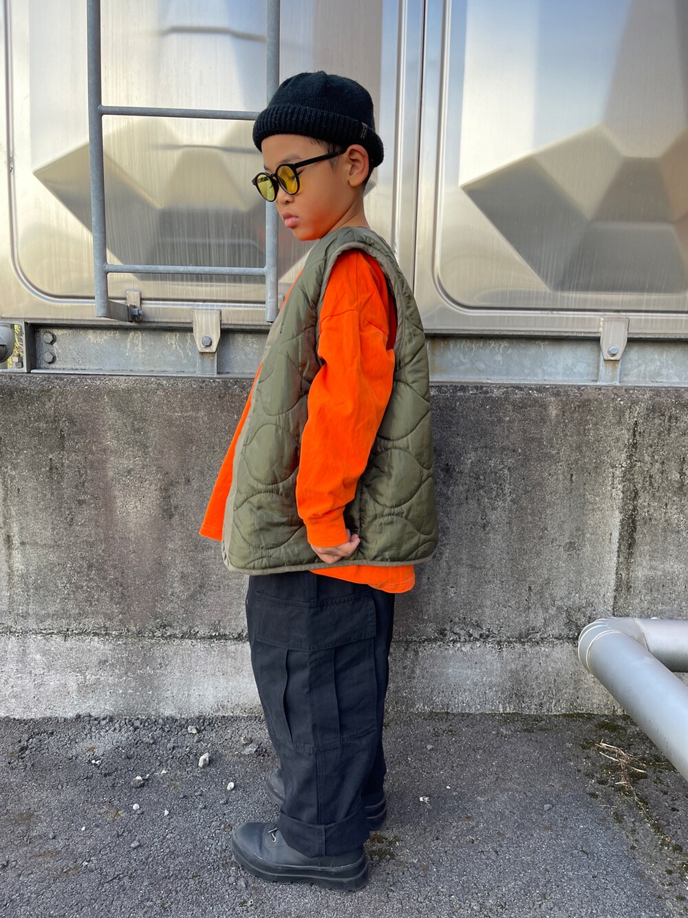 「キッズファッション、ニット帽、ビッグシルエット、カーゴパンツ、休日スタイル、THE OTOGIBANASHI...SUPPLY、秋のコーデ、秋冬コーデ、ブーツ、男の子コーデ、ベスト」｜「FREAK'S STOREの【WEB限定】KIDS カーゴパンツ（カーゴパンツ、ブラック系）」を使った、FUJIfamさん（キッズ・120cm）の秋コーディネートの2枚目の写真