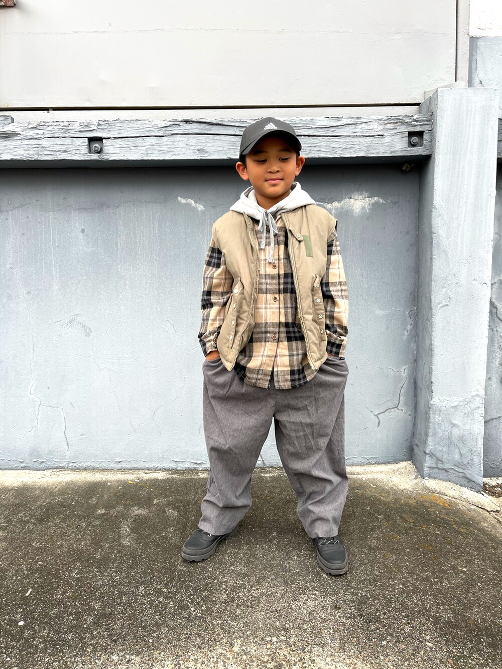 グレー系のその他パンツ、ブラック系のブーティを着用したキッズの秋コーディネートの2枚目の写真