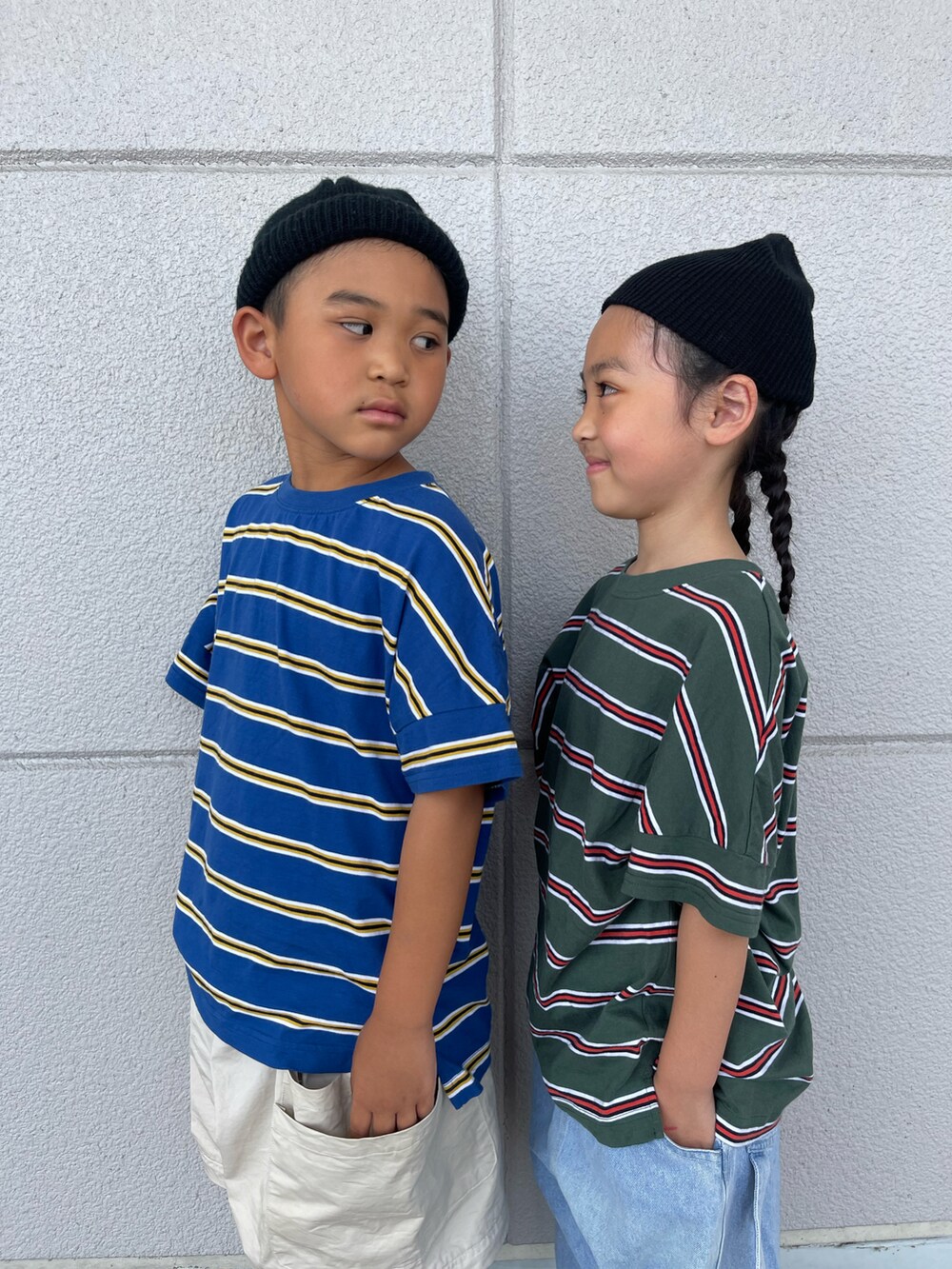 ブルー系のTシャツ/カットソー、ベージュ系のチノパンツを着用したキッズの夏コーディネートの4枚目の写真