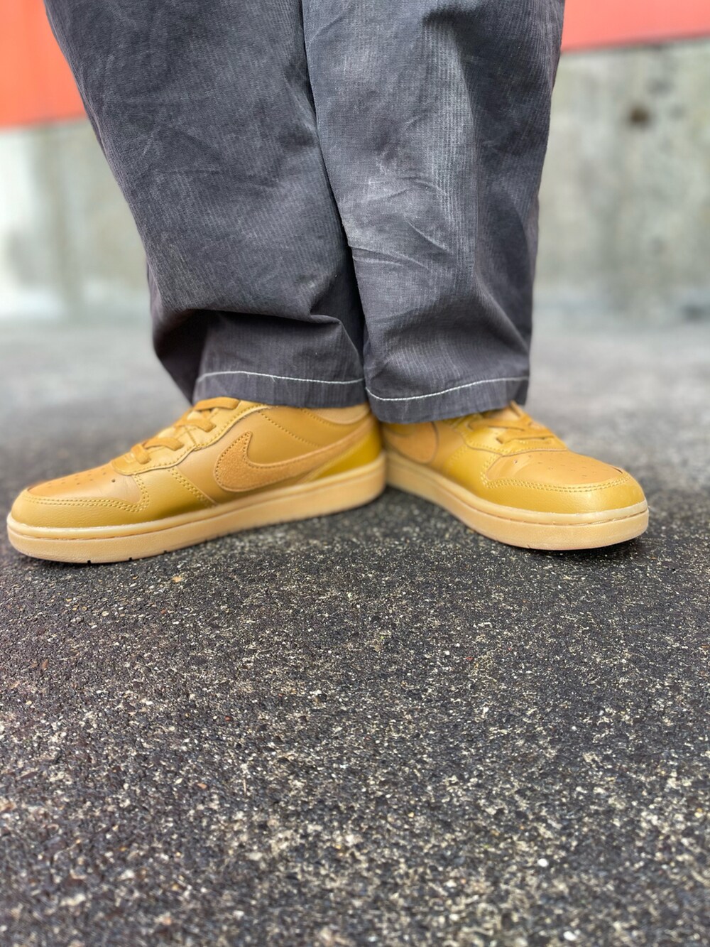 ブラック系のパンツを着用したキッズの秋コーディネートの4枚目の写真