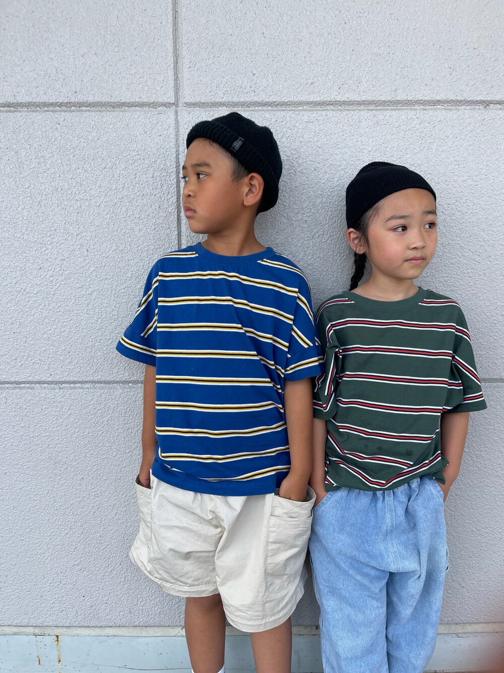 ブルー系のTシャツ/カットソー、ベージュ系のチノパンツを着用したキッズの夏コーディネートの2枚目の写真