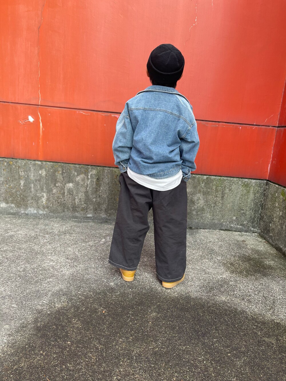 ブラック系のパンツを着用したキッズの秋コーディネートの3枚目の写真