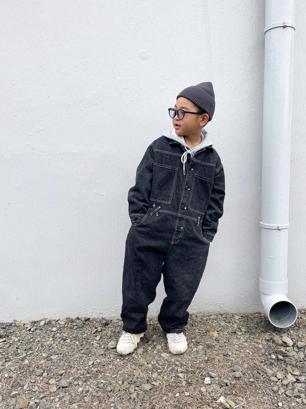 ブルー系のつなぎ/オールインワン、グレー系のニットキャップ/ビーニーを着用したキッズの冬コーディネートの2枚目の写真