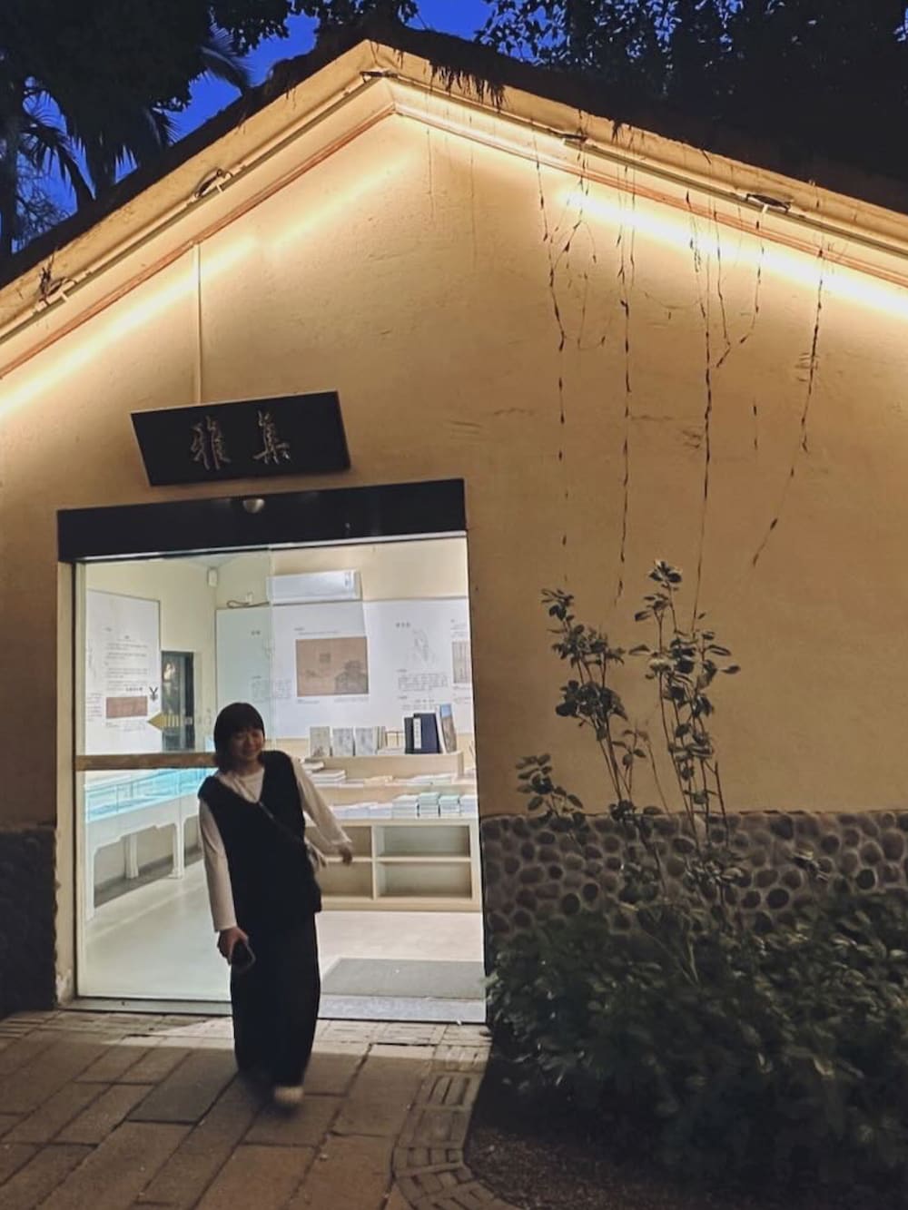 ブラック系のベスト、ブルー系のスカートを着用したレディースの冬コーディネートの2枚目の写真