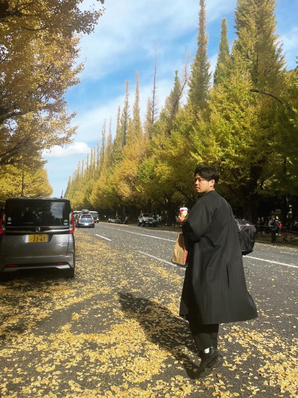 ブラック系のスニーカー、ブラック系のTシャツ/カットソー、ブラック系のスラックスを着用したメンズの秋コーディネートの2枚目の写真