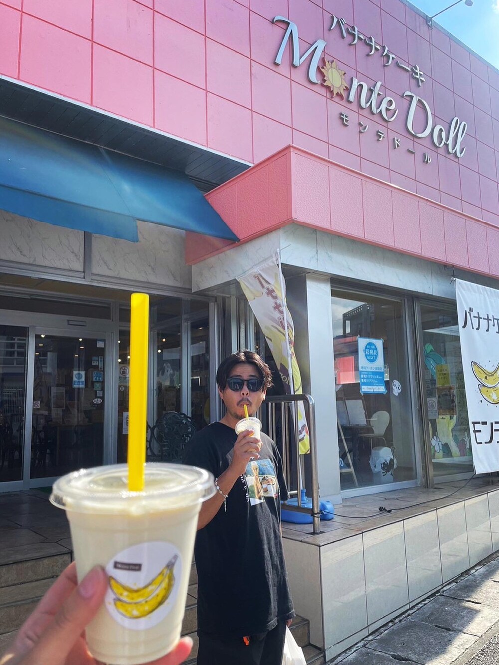 ブラック系のTシャツ/カットソーを着用したメンズの秋コーディネートの2枚目の写真