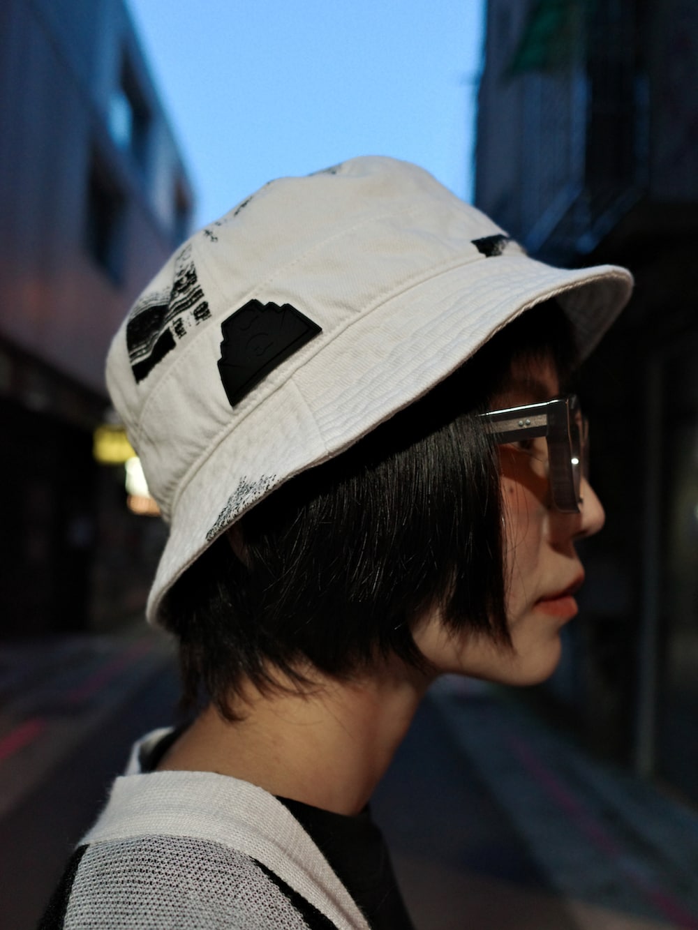 グレー系のニット/セーター、グリーン系のスラックス、ブラック系のシューズを着用したレディースの夏コーディネートの2枚目の写真