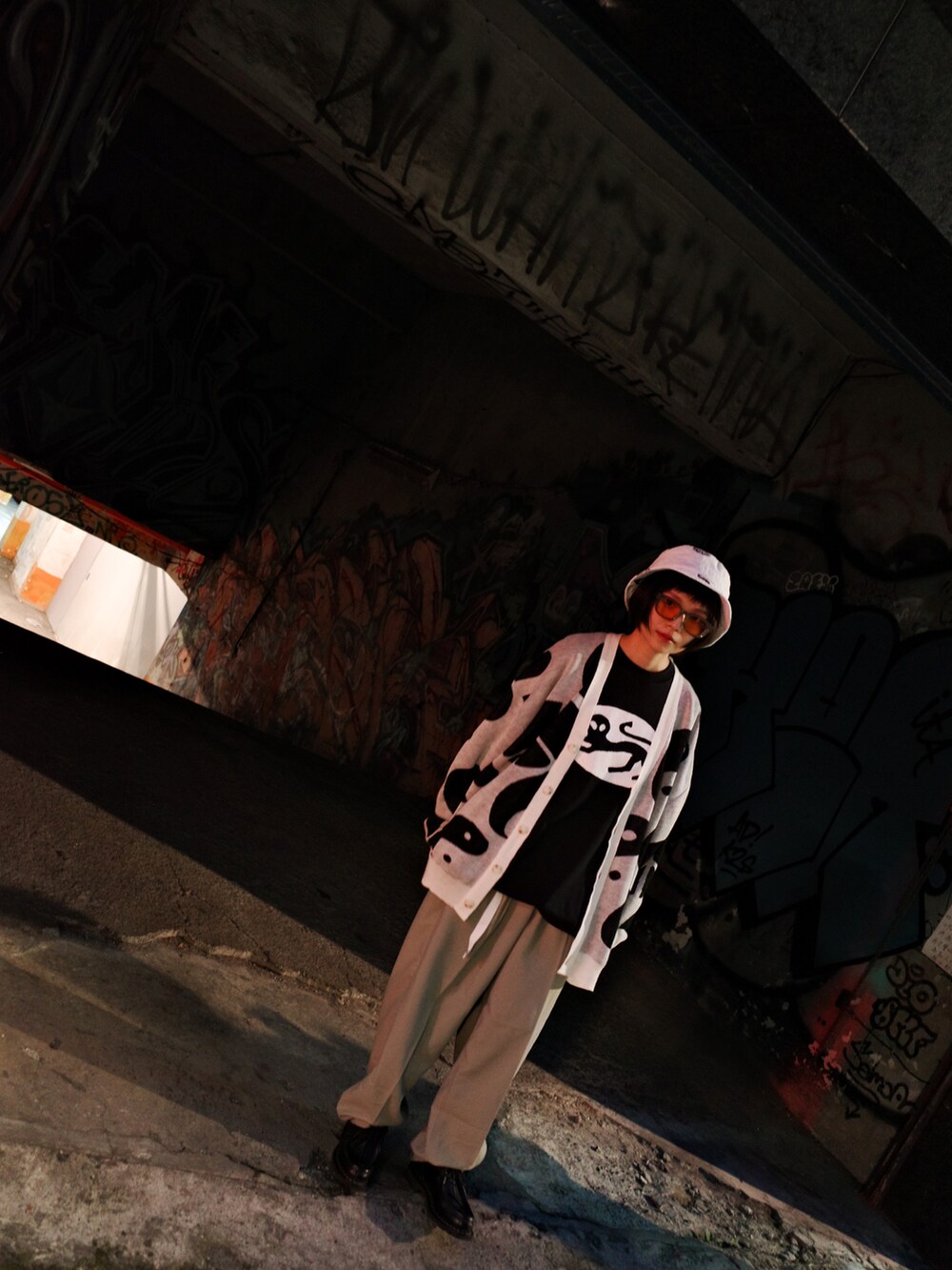 グレー系のニット/セーター、グリーン系のスラックス、ブラック系のシューズを着用したレディースの夏コーディネートの3枚目の写真