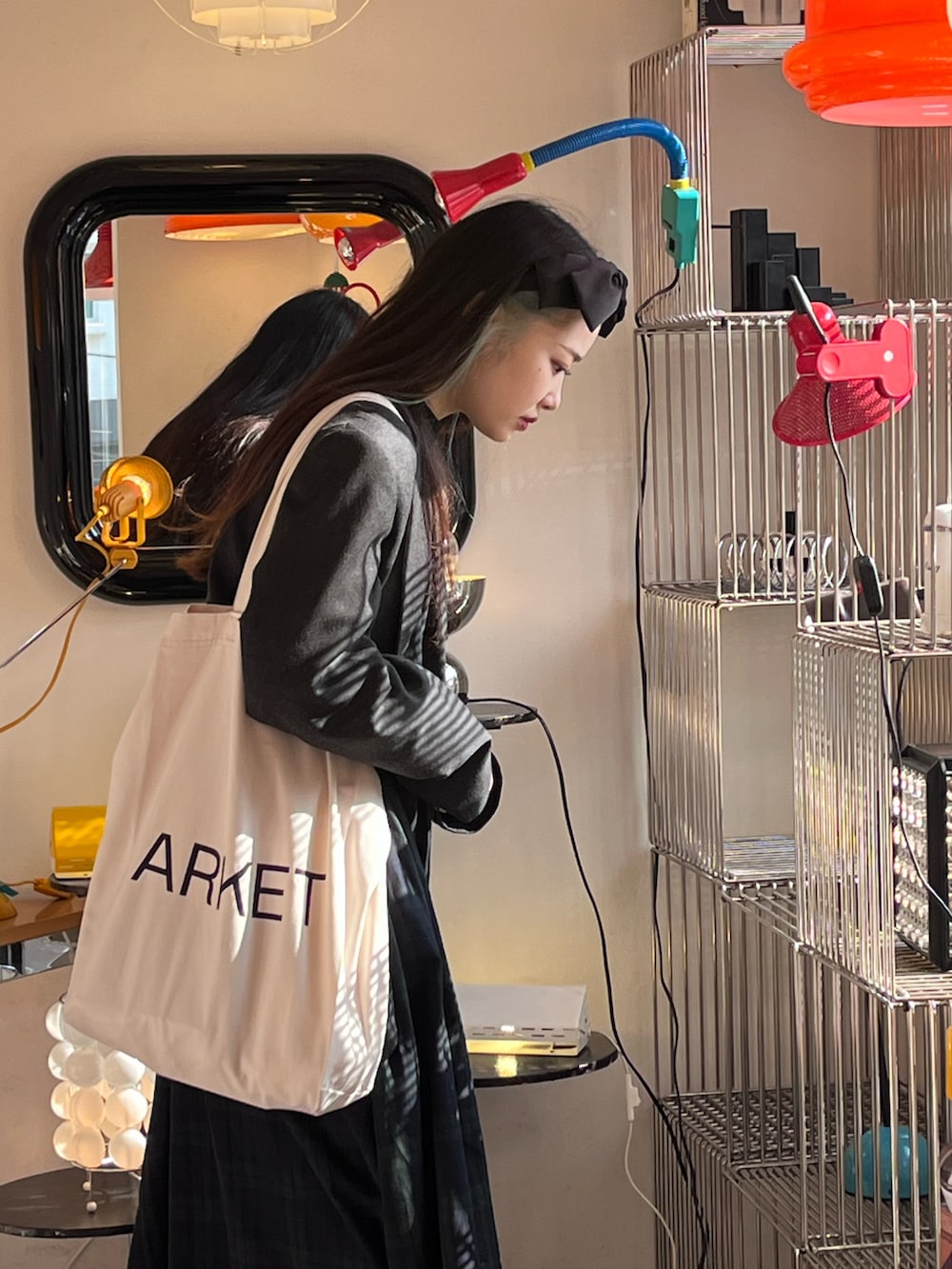 グリーン系のシャツワンピース、ブラック系のブーツを着用したレディースの秋コーディネートの3枚目の写真