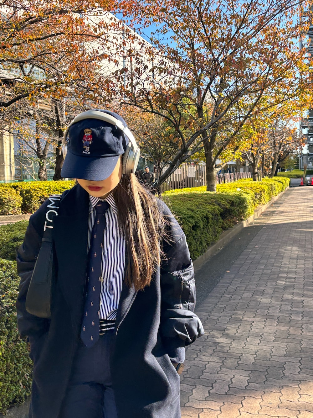 ブルー系のシャツ/ブラウス、ブルー系のチノパンツ、ブルー系のネクタイを着用したレディースの冬コーディネートの3枚目の写真