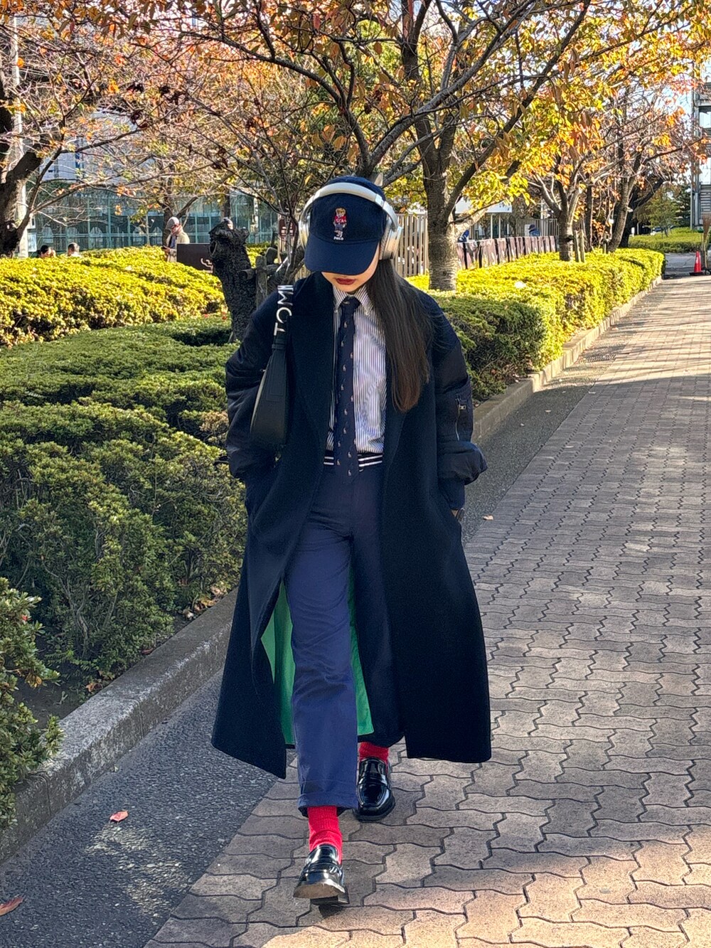ブルー系のシャツ/ブラウス、ブルー系のチノパンツ、ブルー系のネクタイを着用したレディースの冬コーディネートの2枚目の写真