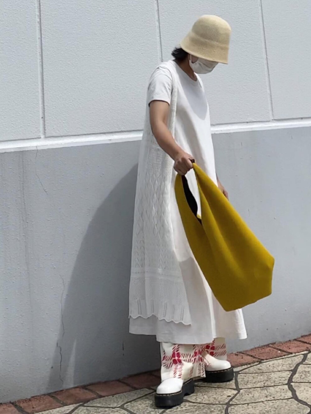 「シンプルコーデ、低身長、おしゃれさんと繋がりたい、プチプラ、ワントーンコーデ、ootd、Dr.Martens、ワンピース、UNIQLO、秋のコーデ、UNIQLOMARNI」｜「MM6 Maison MargielaのMM6 Maison Margiela ジャパニーズクラシックバッグ（トートバッグ、イエロー系）」を使った、六さん（レディース・148cm）の夏コーディネートの3枚目の写真