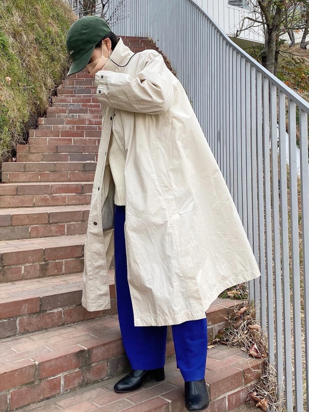 「シンプルコーデ、パンツスタイル、おしゃれさんと繋がりたい、低身長、ワイドパンツ、キャップ、白ニット、プチプラ、ロングコート、UNIQLO U」｜「LEPSIMのストレッチブーツ　895274（ブーツ、ブラック系）」を使った、六さん（レディース・148cm）の夏コーディネートの2枚目の写真