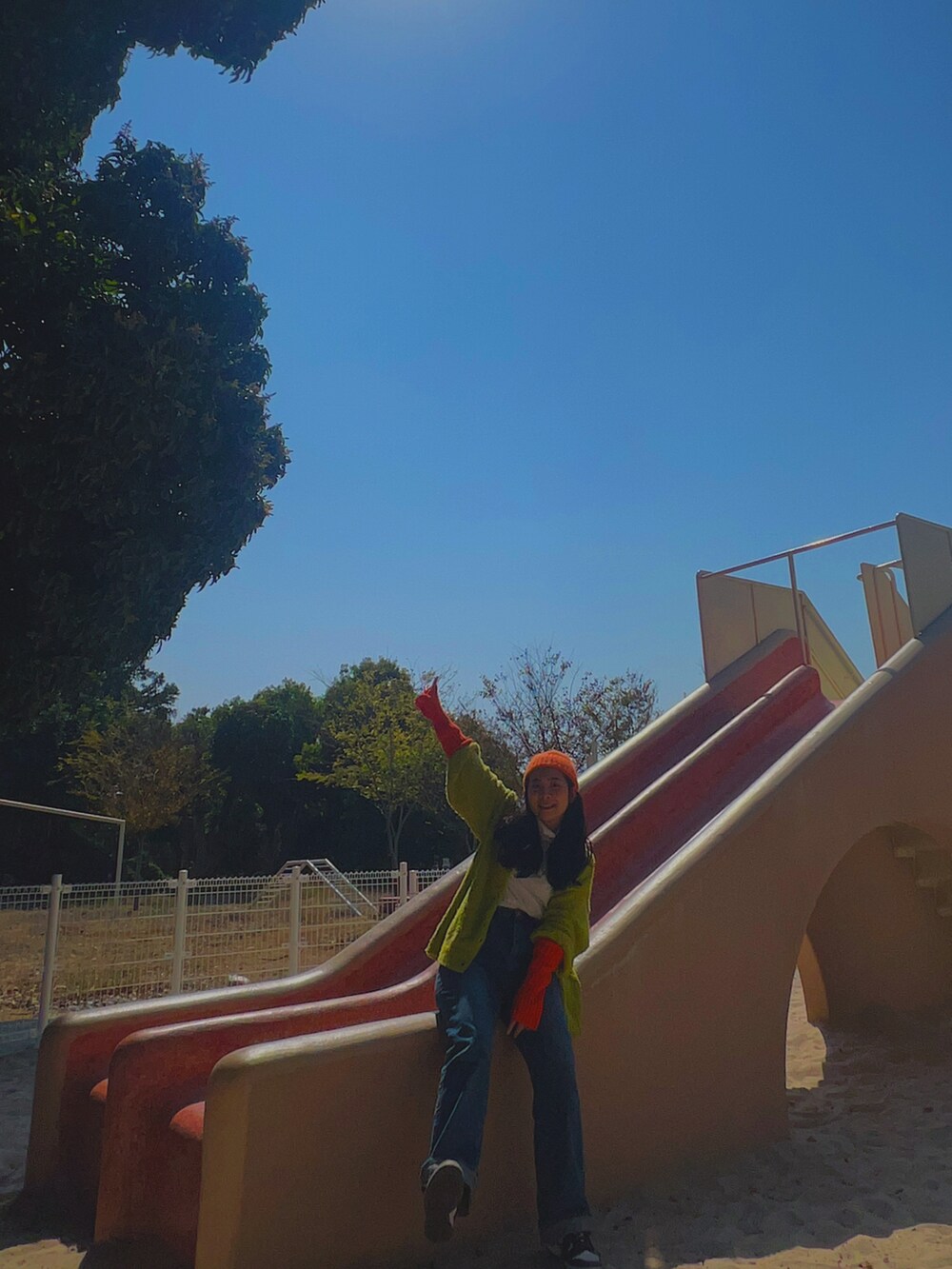 「ootd、outfit、outfitoftheday、ootdtw、COS、SENSEOFPLACE、orange、orangeday、MadeinKOREA、NIKE、dunk、dunklow、Sunnyday、Tainan、Taiwan」｜「COSのアイテム（ニットキャップ/ビーニー、オレンジ系）」を使った、mm🫶🏻さん（レディース・158cm）の春コーディネートの3枚目の写真