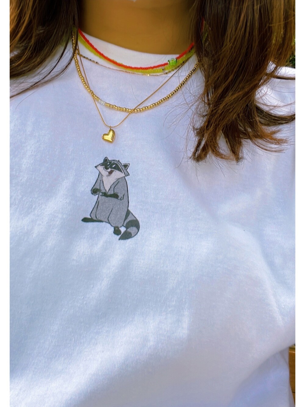 ブルー系のデニムパンツを着用したレディースの夏コーディネートの2枚目の写真