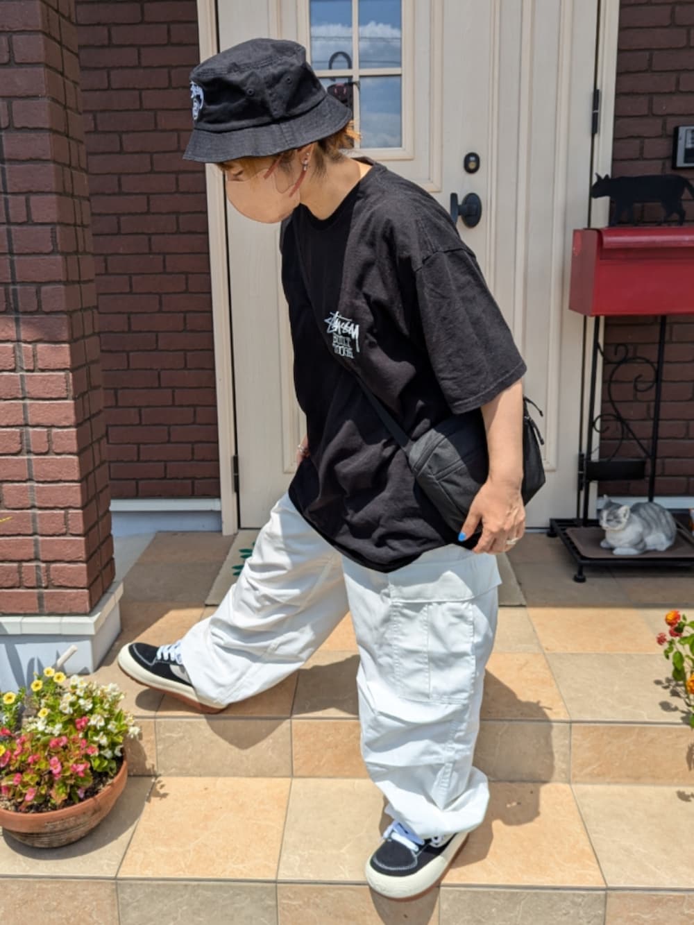 「モノトーン、stussy、カーゴパンツ、NorthWave、スニーカー、ストリート、ボーイッシュ、メンスライク」｜「STUSSYのアイテム（ハット、ブラック系）」を使った、ゆきだるま☆さん（レディース・148cm）の秋コーディネートの2枚目の写真