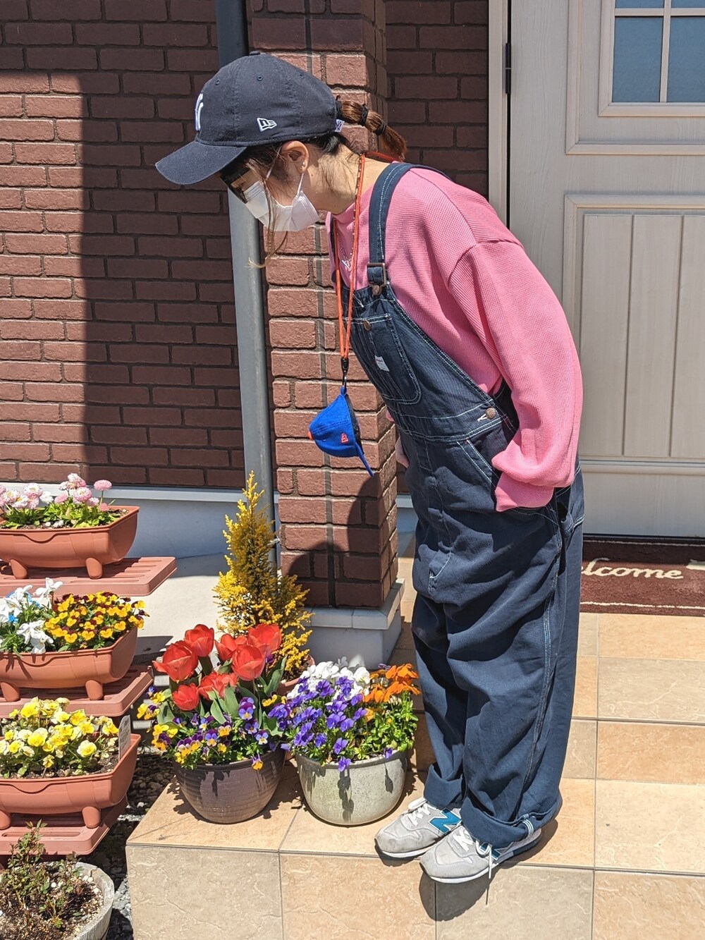 「大人カジュアル、はるコーデ、オーバーオール、BEAMS BOY、キャップ、キャップポーチ、ピンク」｜「NEW ERAの【NEW ERA】6panel classic cap  MLB/NBA　クラシックベースボールCAP（キャップ、ブルー系）」を使った、ゆきだるま☆さん（レディース・148cm）の春コーディネートの2枚目の写真