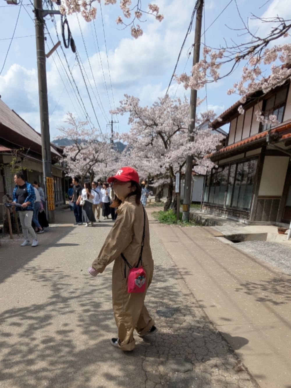 「大人カジュアル、オーバーサイズ、オールインワン、BEAMS BOY、スニーカー、ブロックチェック、VANS、キャップ」｜「repipi armarioの【BIG BABY ICE CREAM】ロゴCAP（キャップ、レッド系）」を使った、ゆきだるま☆さん（レディース・148cm）の春コーディネートの2枚目の写真