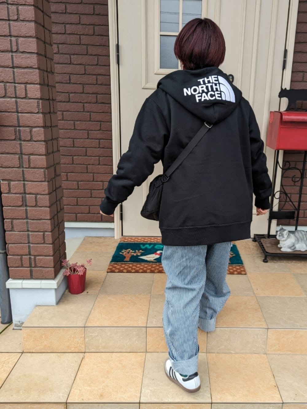 「春服、休日スタイル、パステルカラー、オーバーオール、ヒッコリー、スニーカー、adidas samba、THE NORTH FACE、Gregory、ピンク、春のおしゃ見えテクニック」｜「GREGORYのTRANSFER L / トランスファーショルダーL / ブラック（ショルダーバッグ、ブラック系）」を使った、ゆきだるま☆さん（レディース・148cm）の春コーディネートの3枚目の写真