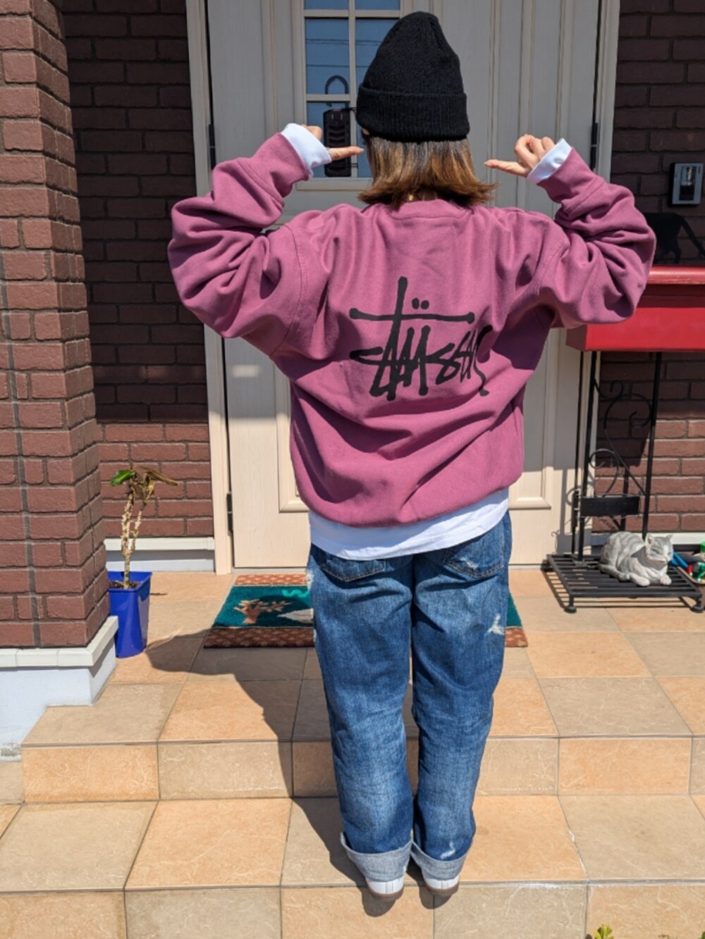 「今日のコーデ、チラ見せ、ダメージデニムパンツ、JOURNAL STANDARD relume、aikoジャンキー、adidas、スニーカー、メンズライク、ボーイッシュ」｜「STUSSYのBasic Cuff Beanie（ニットキャップ/ビーニー、ブラック系）」を使った、ゆきだるま☆さん（レディース・148cm）の春コーディネートの2枚目の写真