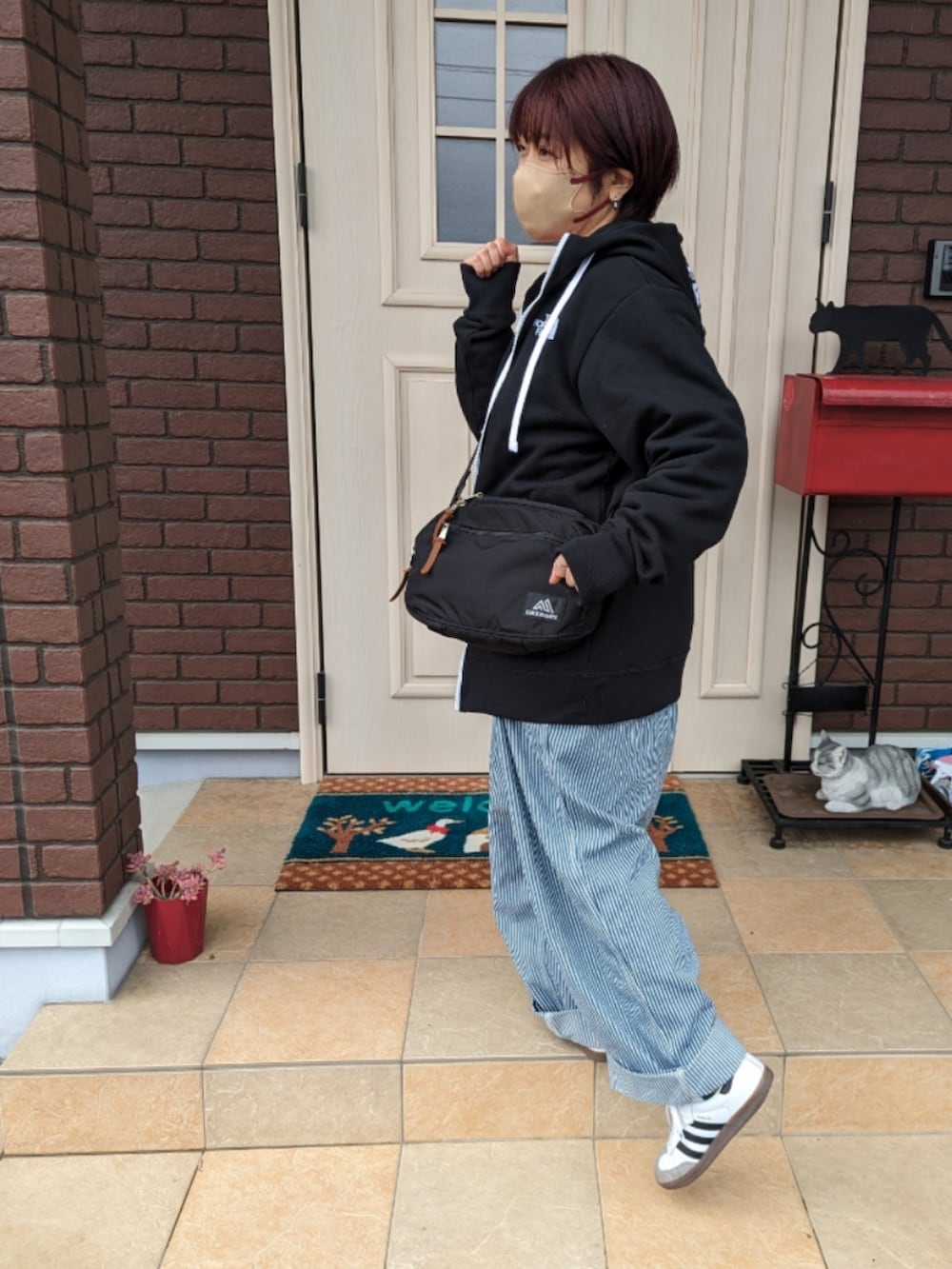「春服、休日スタイル、パステルカラー、オーバーオール、ヒッコリー、スニーカー、adidas samba、THE NORTH FACE、Gregory、ピンク、春のおしゃ見えテクニック」｜「GREGORYのTRANSFER L / トランスファーショルダーL / ブラック（ショルダーバッグ、ブラック系）」を使った、ゆきだるま☆さん（レディース・148cm）の春コーディネートの2枚目の写真