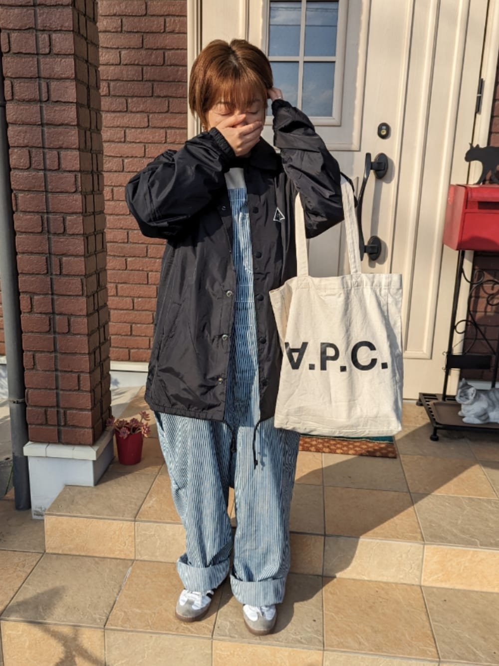 「大人カジュアル、HUF、コーチジャケット、オーバーサイズ、オーバーオール、ヒッコリー、BEAMS BOY、adidas、スニーカー、メンズライク」｜「HUFのHUF ESSENTIALS TT COACHES JACKET　ハフ エッセンシャルズ トリプルトライアングル ロゴ刺&#32353; コーチジャケット（ナイロンジャケット、ブラック系）」を使った、ゆきだるま☆さん（レディース・148cm）の冬コーディネートの2枚目の写真