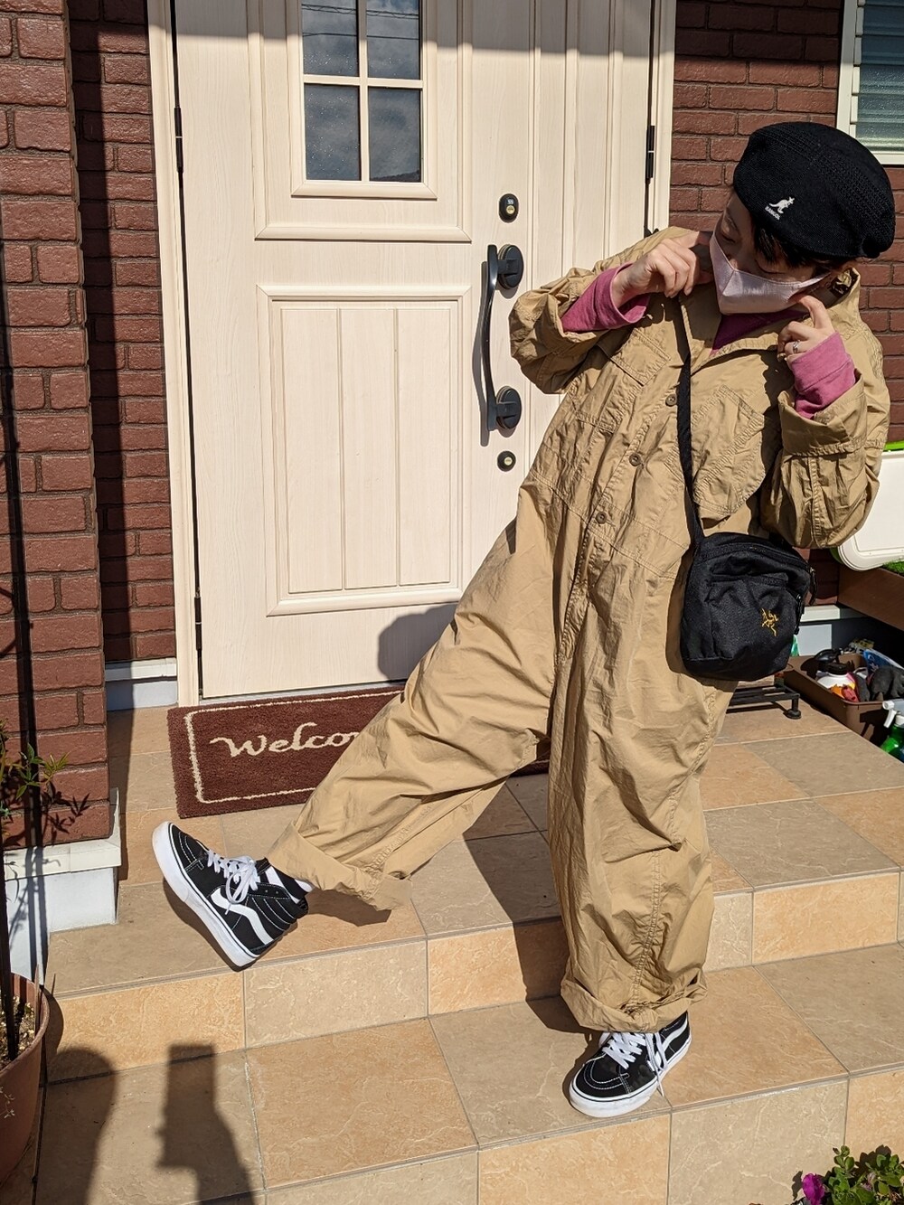 「秋冬コーデ、休日スタイル、VANS、ARC'TERYX、オールインワン、ハンチング、KANGOL、ジャンプスーツ」｜「KANGOLの『TGC着用アイテム』【KANGOL】Tropic 504 Ventair / 【カンゴール】トロピック 504 ベントエアー（ハンチング/ベレー帽、ブラック系）」を使った、ゆきだるま☆さん（レディース・148cm）の冬コーディネートの2枚目の写真