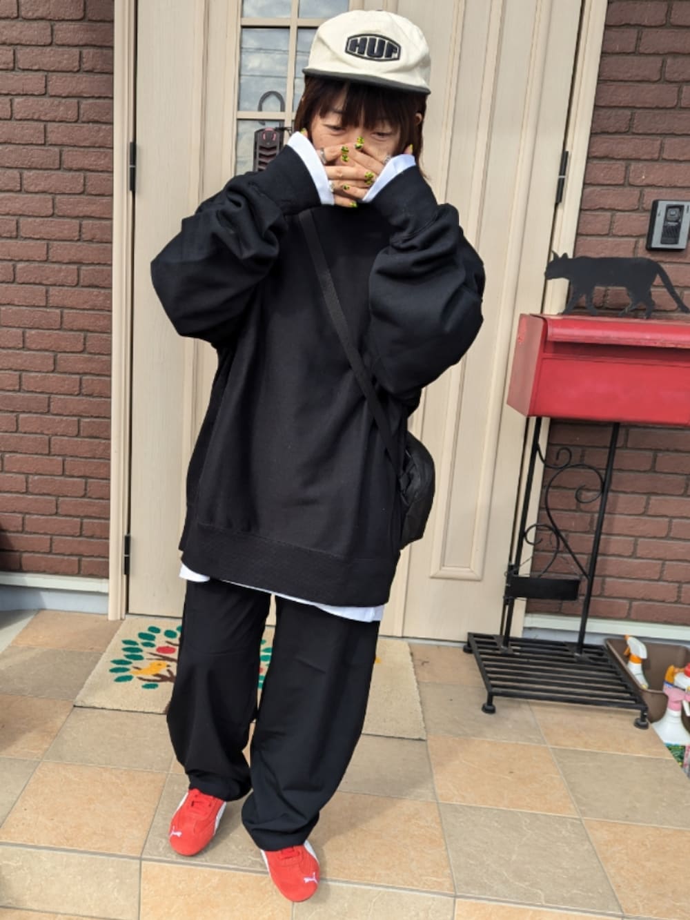 「スピードキャット、speedcat、PUMA、スニーカー、赤スニーカー、差し色コーデ、ブラック、モノトーン」｜「HUFのWORKMAN 6 PANEL/ HUF キャップ 帽子（キャップ、ホワイト系）」を使った、ゆきだるま☆さん（レディース・148cm）の秋コーディネートの2枚目の写真