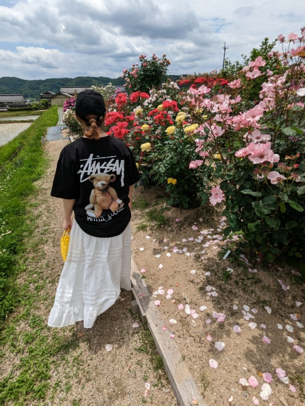「バラ園、カジュアルコーデ、ロングスカート、stussy、かごバッグ、イエロー、キャップ、agnes b.」｜「agnes b.の【ユニセックス】K032 CASQUETTE b. キャップ（キャップ、ブラック系）」を使った、ゆきだるま☆さん（レディース・148cm）の夏コーディネートの2枚目の写真