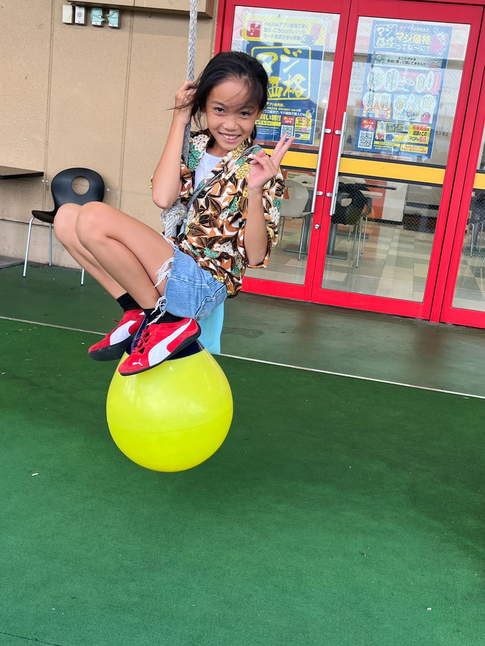 レッド系のスニーカー、ブルー系のデニムパンツ、ブラウン系のシャツ/ブラウスを着用したキッズの秋コーディネートの4枚目の写真