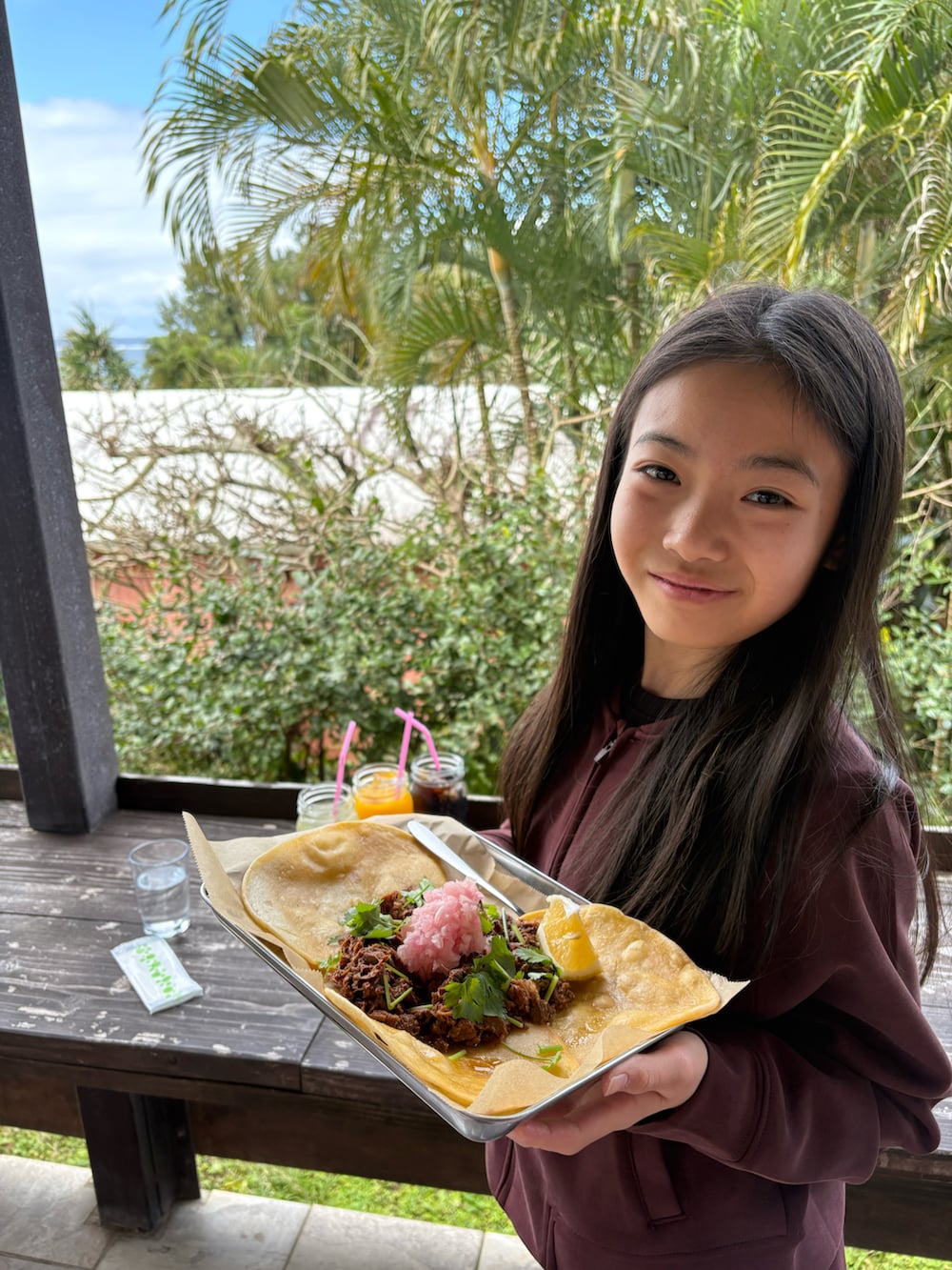 ブラウン系のパーカー、ブラウン系のスウェットパンツ、ブラウン系のスウェットを着用したキッズの冬コーディネートの4枚目の写真